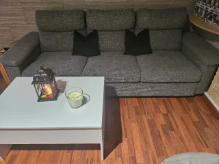 PRECIO NEGOCIABLE. Sofá 3 plazas gris + fundas roj