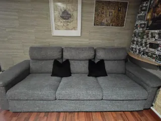 PRECIO NEGOCIABLE. Sofá 3 plazas gris + fundas roj