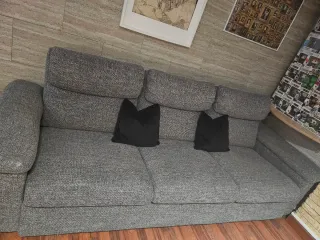 PRECIO NEGOCIABLE. Sofá 3 plazas gris + fundas roj