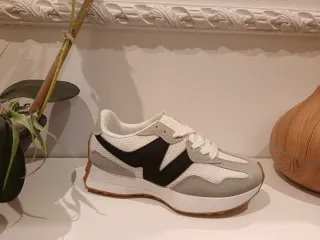 Deportivas Gris y Blanco tengo numeración