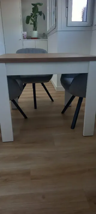 Mesa de comedor de madera