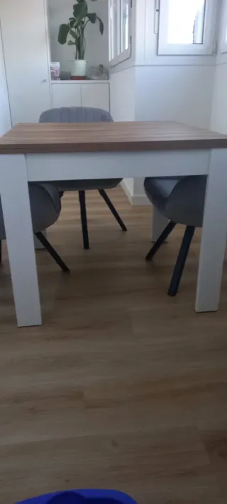 Mesa de comedor de madera