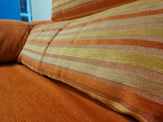 Sofá de 2 plazas naranja y rayas