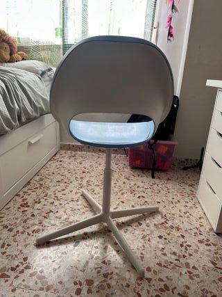 Silla de escritorio IKEA blanca y azul