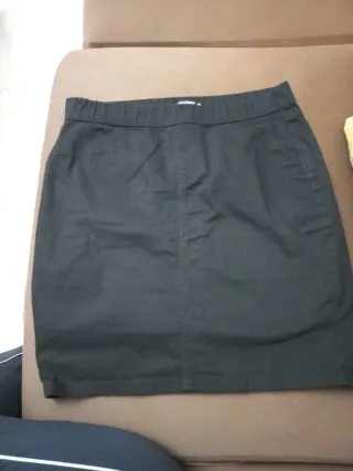 Falda negra por encima de la rodilla