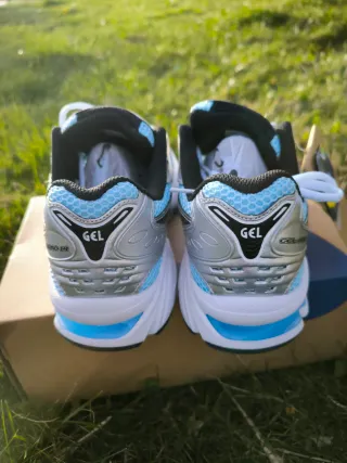 Zapatillas Asics Azules y Plateadas