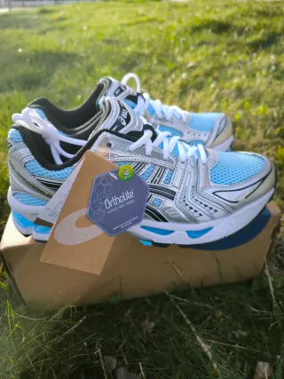 Zapatillas Asics Azules y Plateadas