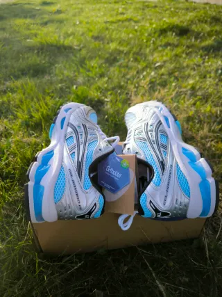 Zapatillas Asics Azules y Plateadas