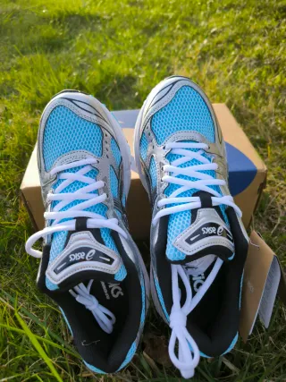 Zapatillas Asics Azules y Plateadas