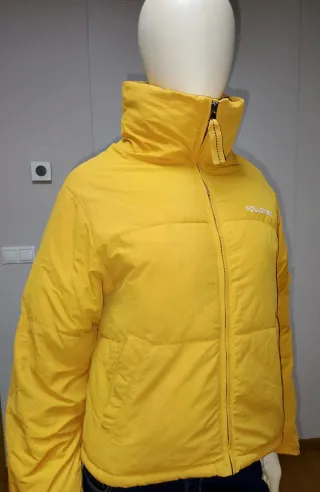 Chaqueta amarilla Bershka con logo