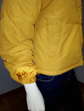 Chaqueta amarilla Bershka con logo