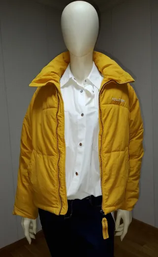 Chaqueta amarilla Bershka con logo