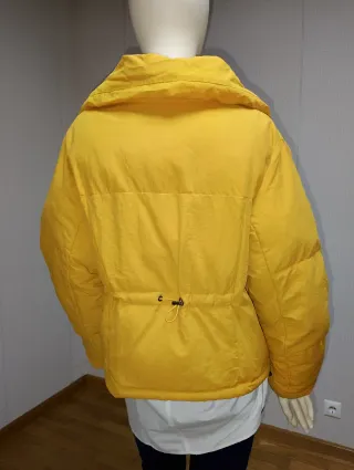 Chaqueta amarilla Bershka con logo