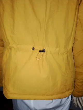 Chaqueta amarilla Bershka con logo