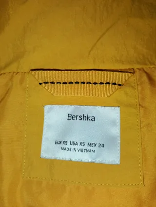 Chaqueta amarilla Bershka con logo