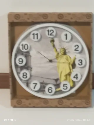 Reloj Estatua de la Libertad Dorado y Blanco