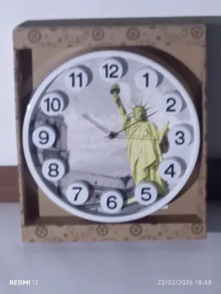 Reloj Estatua de la Libertad Dorado y Blanco