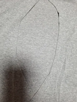 Camiseta gris plateada con detalles