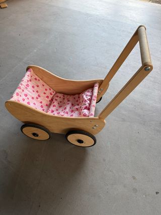 Carrito de madera para muñecas marca Pinolino