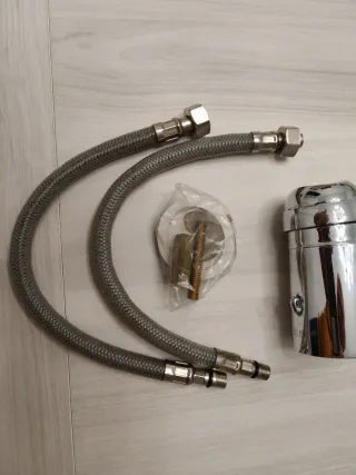 Grifo de lavabo cromado.