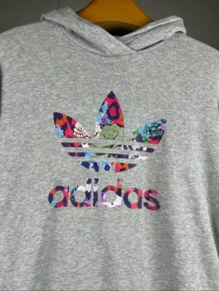 Sudadera Adidas gris con logo floral
