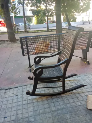 Mecedora de madera antigua