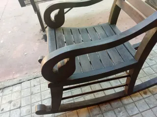 Mecedora de madera antigua