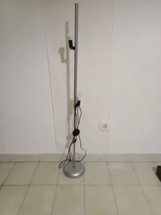 Lámpara de pie metálica