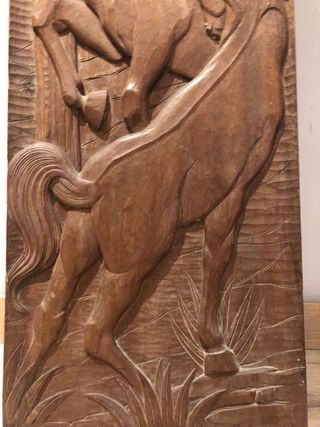 Scultura in legno di cavalli in bassorilievo