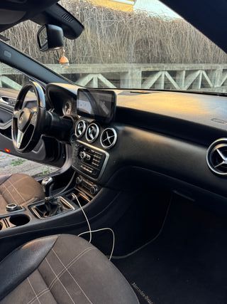 Mercedes Clase A 180 W177 2018 – Impecable