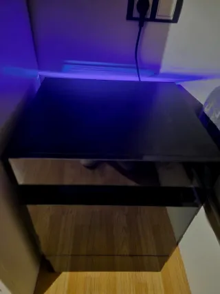 Mesita de noche con luz LED