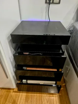 Mesita de noche con luz LED