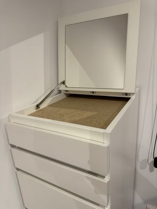 Mueble Cajonera Beige y Blanco