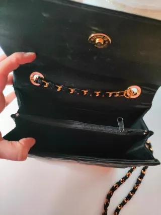 Bolso negro y dorado con cadena