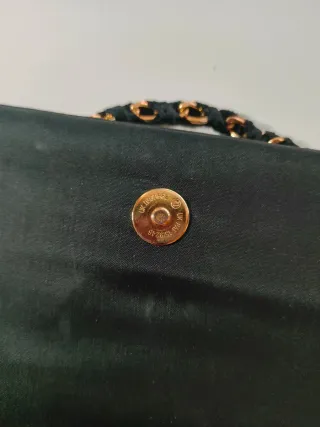 Bolso negro y dorado con cadena