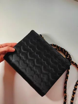 Bolso negro y dorado con cadena