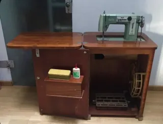 Máquina de coser Alfa con mueble