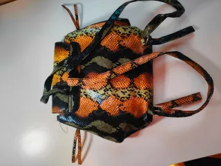 Mochila efecto piel serpiente