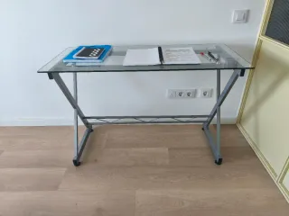 Escritorio de trabajo o estudio de vidrio y metal