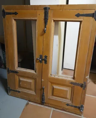 Ventana de madera con herrajes