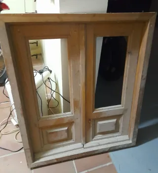 Ventana de madera con herrajes