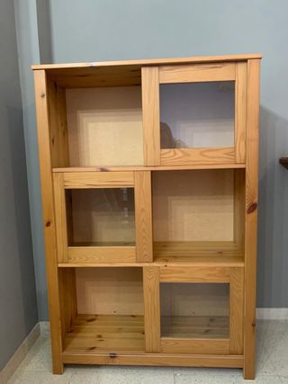 Estantería madera con puertas de cristal