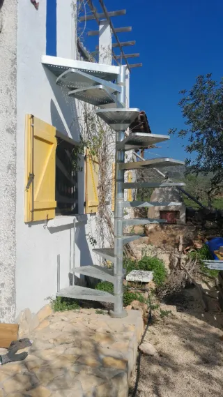 Escalera caracol acero exterior
