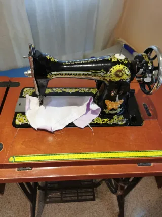 Máquina de coser antigua Butterfly