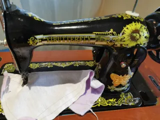 Máquina de coser antigua Butterfly