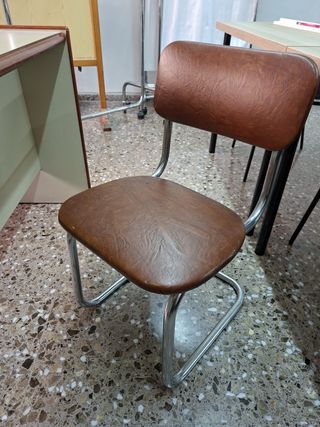 Silla metálica con asiento y respaldo marrón