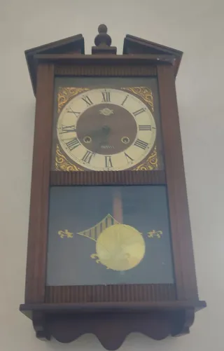 Reloj de pared antiguo de cuerda