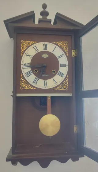 Reloj de pared antiguo de cuerda