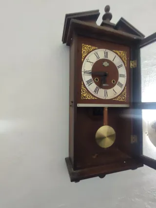 Reloj de pared antiguo de cuerda