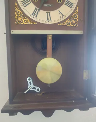 Reloj de pared antiguo de cuerda